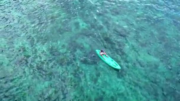 Donna che remava un kayak nella laguna dell'isola di El Nido, Filippine. - Colpo in orbita aerea — Video Stock