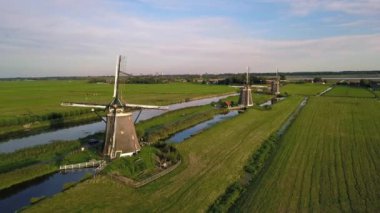Hollanda 'nın Lahey kentindeki Mavi Bulutlu Gökyüzüne Karşı Çayırda Kırsal Yel Değirmenleriyle Kırsal Manzara. - Havadan Yükselen Vuruş