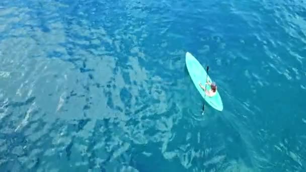 フィリピンのエルニドの青い海でカヤックをする女性 空中ドローン 高品質4K映像 — ストック動画