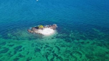 Filipinler 'in Palawan şehrinde yaz boyunca tropikal okyanusun ortasında ıssız bir ada. - Hava Çekimi