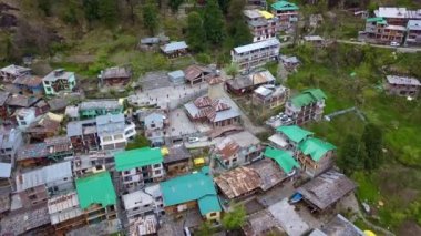 Manu Tapınağı 'nın Havadan Görünümü, Hindistan' ın Himachal Pradesh kentindeki Manali Manali 'nin huzurlu manzarasındaki tarihi Hindu Tapınağı. İHA yörüngesi