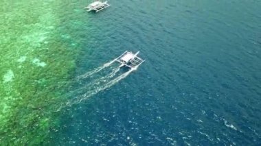 Filipinler, Cebu 'da, Tanon Boğazı' nın Sakin Mavi Suları 'nda Avara Gemisi Yelken Açtı. Hava aracı, yukarı eğ.