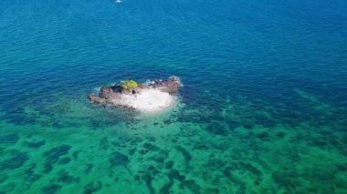 Filipinler 'in Palawan Adası' nda yaz aylarında sakin dalgalarla dolu Mavi Denizin ortasında bir ada. - Hava.