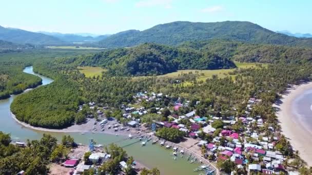 Vista panoramica della città e lussureggianti montagne nell'isola tropicale di Palawan durante l'estate nelle Filippine. - Colpo di panning — Video Stock