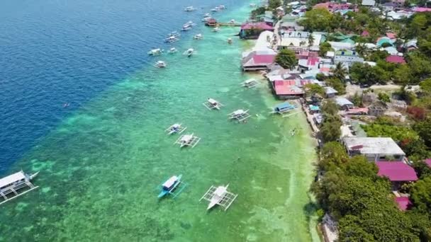 Paesaggio urbano nell'isola costiera di Cebu a Moalboal, Filippine. - Colpo aereo drone — Video Stock