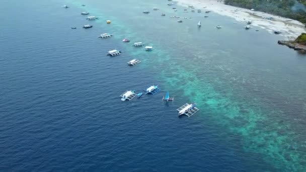 Tradiční lodě plachtění v Moalboal Beach na Filipínách. anténní letoun — Stock video