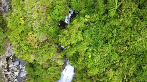 Hermosa cascada de montaña en Sagada, Filipinas aérea — Vídeo de stock