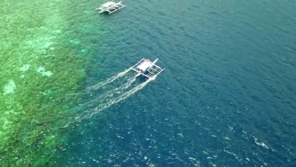 Outrigger Boat Sails On Calm Blue Waters Of Tanon Strait In Moalboal, Cebu, Filipíny. letecký bezpilotní letoun, sklopný — Stock video