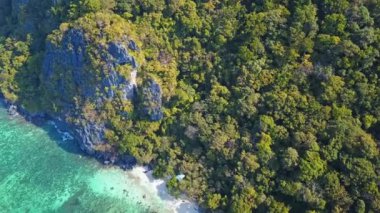 Palawan Adası, Filipinler - El Nido 'da Yeşil Ormanlı Kireçtaşı Kayalıkları. - Hava.