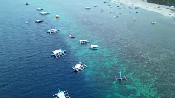 Бангка - лодки, плывущие по глубоководному Голубому морю в Себу, Филиппины. - антенна — стоковое видео