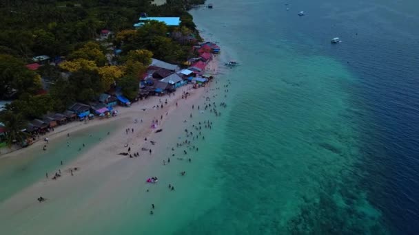 Turisti che godono della bellissima spiaggia con il mare blu a Moalboal, Cebu, Filippine. - aerea — Video Stock