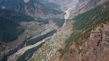 Hindistan 'ın Himachal Pradesh eyaletinin dağlarındaki Manali Turist Kasabası Kuşlar Gözü. Anten. Yüksek kaliteli FullHD görüntüler