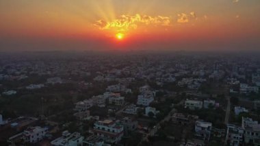 Hindistan 'ın başkenti Rajasthan' da puslu gündoğumu sırasında Jaipur 'un panoramik manzarası. Hava Aracı Atışı. Yüksek kaliteli FullHD görüntüler