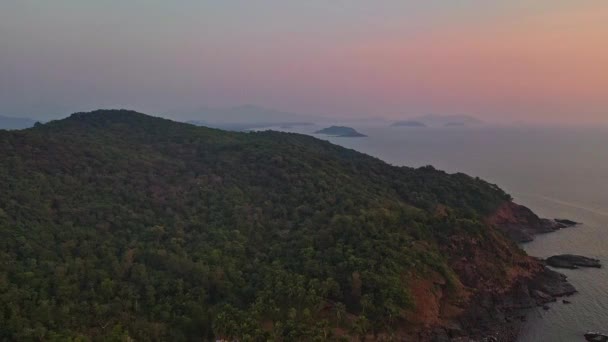 Luftaufnahme Des Tropischen Berges Mit Regenwald Felsigen Ufer Des Goa — Stockvideo