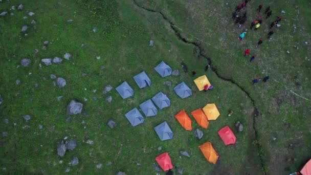 Camping Site Crevice Mountains Sar Pass Aerial Shot High Quality — Stock Video
