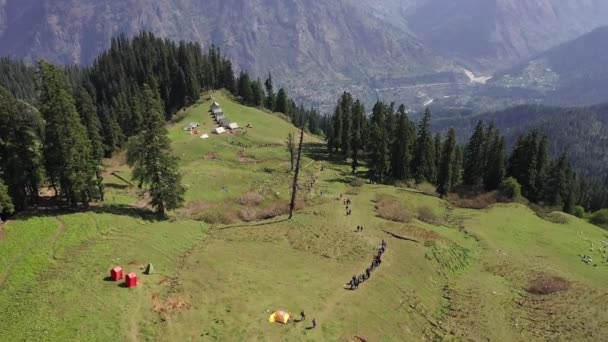 Hikers Trekking Sar Pass Trek Sunny Afternoon Aerial Shot High — Video Stock