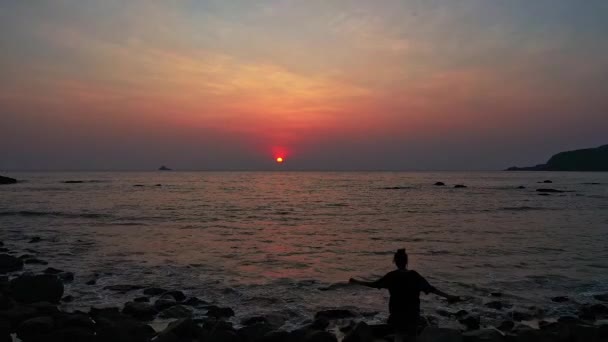 Girl Walking Rocky Shore Goa Beach Dramatic Sunset Sky India — Stock Video