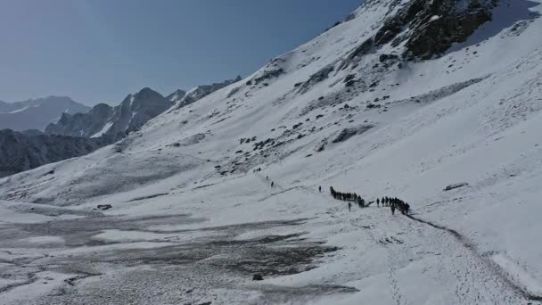 Group Hikers Sar Pass Snow Trek Himachal Pradesh India Aerial — Stock Video