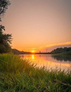 Zaragoza 'daki Ebro nehrinin üzerinde gün batımı