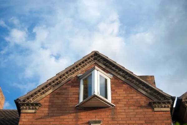Steinerne Details Eines Dachgipfels Und Eines Fensters Einem Britischen Haus — Stockfoto