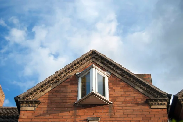 Detalles Piedra Pico Techo Una Ventana Una Casa Británica Vista — Foto de Stock