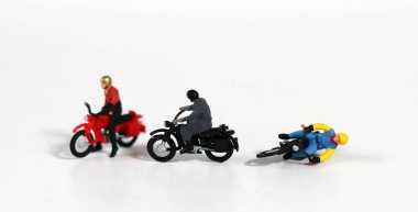 Minyatür motosiklet sürücüsü. Kaza yapan minyatür motosiklet sürücüsü. Motosiklet kazası riskini düşün..