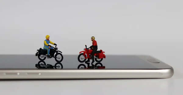 Dos Motociclistas Miniatura Smartphone Concepto Competencia Entrega Según Creciente Número — Foto de Stock