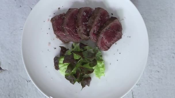 Filete Lechuga Plato Blanco Una Placa Giratoria Vídeo Cocina Que — Vídeos de Stock