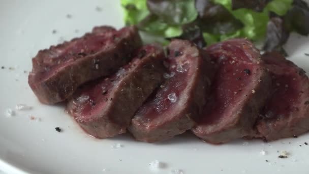 Steak Lettuce Baked Rare Rotating Plate Cooking Video Rotates — Stockvideo