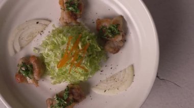 Dakgalbi tuzlu ızgara, biber ve Napa lahana salatası. Kore tavuk yemeği..