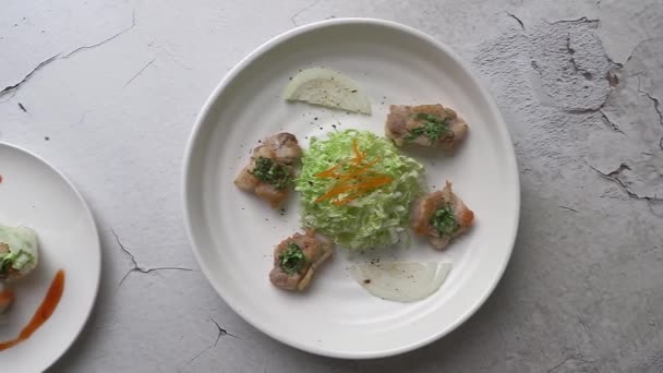 Zelenina Kuře Rýžovém Papíru Zabalené Chilli Omáčce Grilované Slané Smažené — Stock video