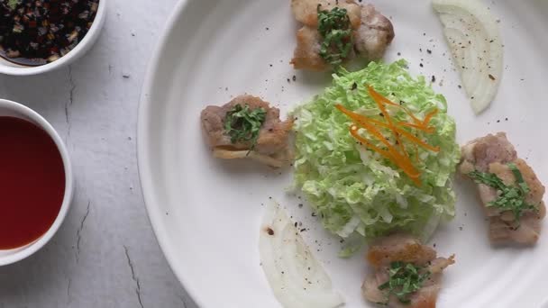 Dakgalbi Grelhado Com Sal Pimenta Com Salada Repolho Napa — Vídeo de Stock