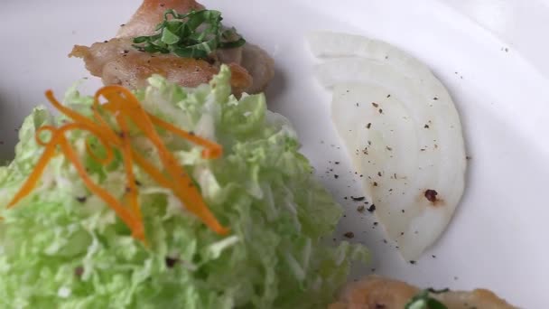 Dakgalbi Grilované Solí Pepřem Zelným Salátem Napa Korejské Kuřecí Jídlo — Stock video