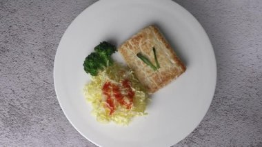 Tofu bifteği ve sebze. Sebze ve fasulyeli vejetaryen menüsü..