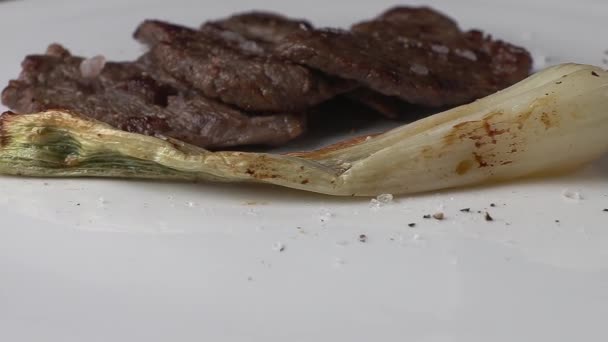 Carne Alla Griglia Con Sale Pepe Cipolle Verdi Alla Griglia — Video Stock