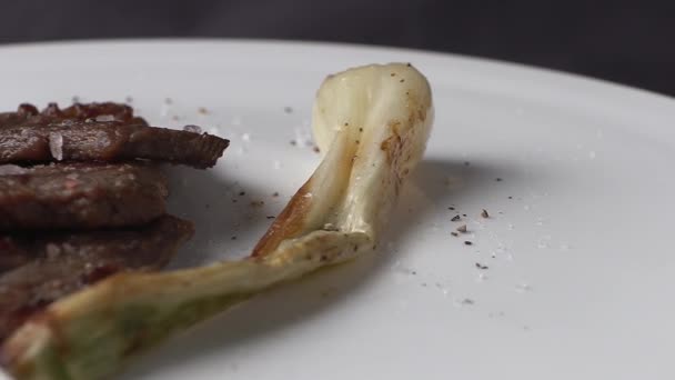 Carne Asada Parrilla Con Sal Pimienta Cebollas Verdes Asadas Horno — Vídeos de Stock