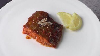 Baharatlı gochujang sosunda kaynatılmış balık. Baharat soslu haşlanmış pilav..