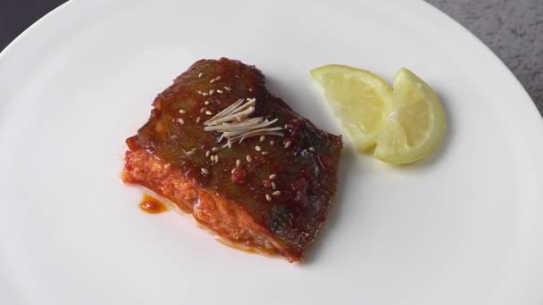 Poisson Bouilli Dans Une Sauce Gochujang Épicée Plie Braisée Sauce — Video