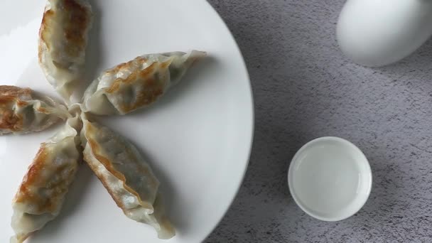 油炸饺子和酒 用肉和蔬菜做的油炸食品 — 图库视频影像