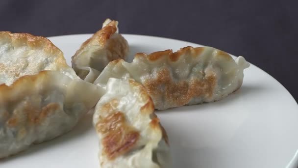 用面粉和蔬菜做的一道菜 在白盘上煎饺子 — 图库视频影像