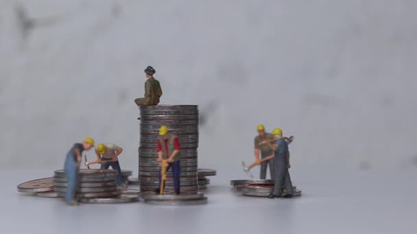 Концепція Економічної Нерівності Сучасному Суспільстві Мініатюрні Люди Купа Монет — стокове відео