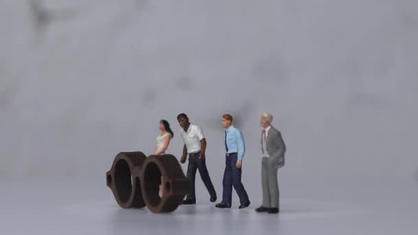 Sosyal Önyargı Kavramı Gözlüğün Arkasında Duran Çeşitli Minyatür Insanlar — Stok video
