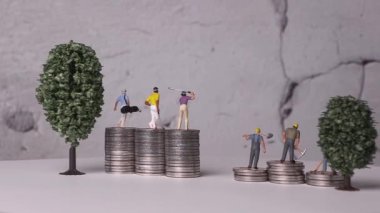 Gelir açığı kavramı. Ticari kavramları olan minyatürler ve madeni para yığınları. 