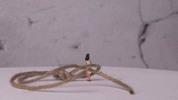 Concept Vooroordelen Van Vrouwen Samenleving Een Miniatuur Vrouw Vastgebonden Met — Stockvideo