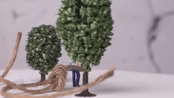 Hombre Miniatura Atado Árbol Miniatura Una Cuerda Concepto Género Prejuicio — Vídeos de Stock