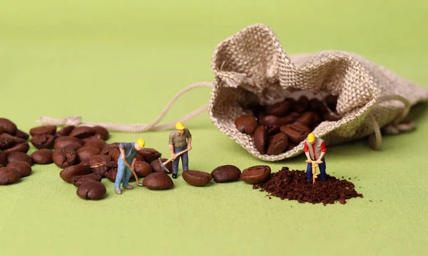 Кофейные Зерна Три Миниатюрных Рабочих Миниатюрные Люди Бизнес Концепцией — стоковое фото