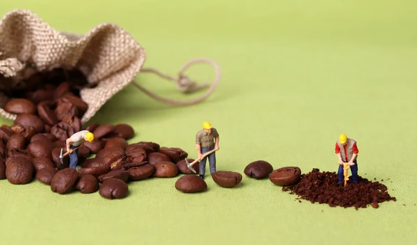 Кофейные Зерна Миниатюрные Рабочие Миниатюрные Люди Бизнес Концепцией — стоковое фото