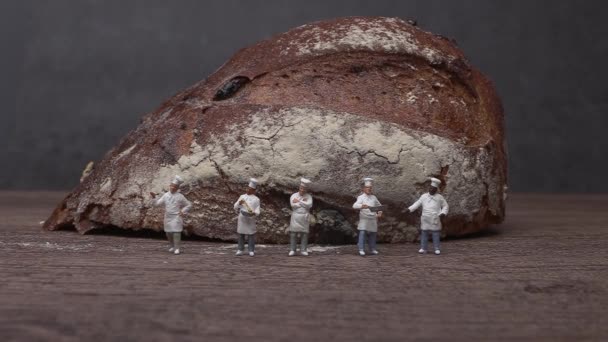 Geroosterd Brood Vijf Miniatuur Koks Miniatuurmensen Bedrijfsconcept — Stockvideo
