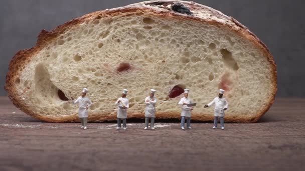 ローストパンと5人のミニシェフ ミニチュア人とビジネスコンセプト — ストック動画