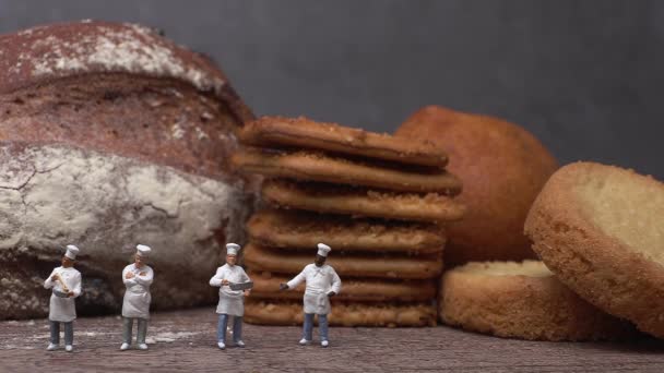 Geroosterd Brood Vijf Miniatuur Koks Miniatuurmensen Bedrijfsconcept — Stockvideo